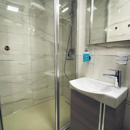 20qm Mit Balkon Und Innenpool - 22031 아파트 슈룩흐제